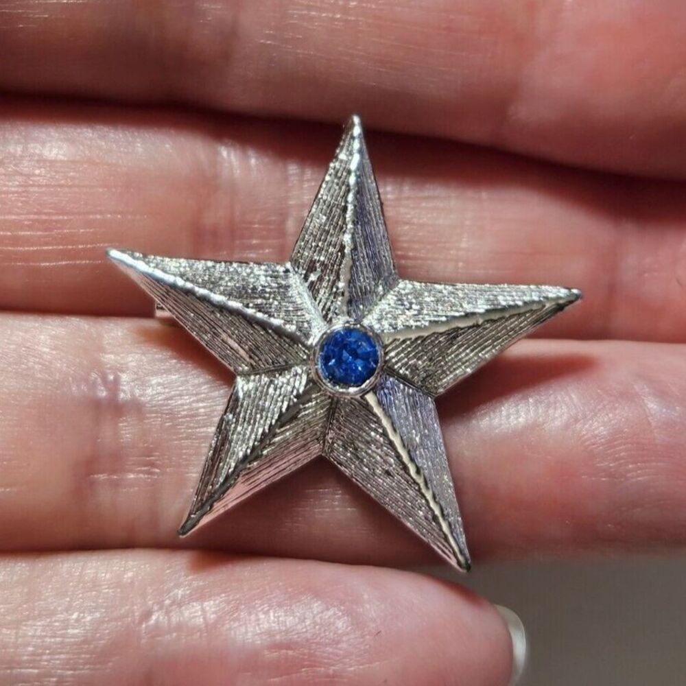 Gerry's silver tone star brooch